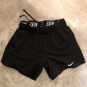 Women’s Nike black athletic shorts size can